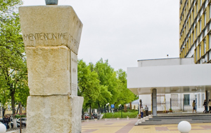Памятник А.И. Бабухину перед зданием Медицинского института ОГУ