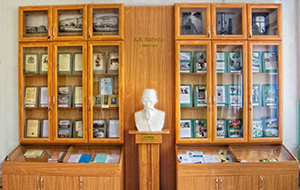 Бюст А.И. Бабухина и витрина с экспозицией материалов о жизненном и творческом пути учёного в здании школы